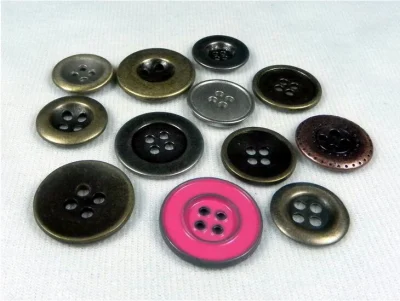 Bottone in metallo a 4 fori di alta qualità per indumenti