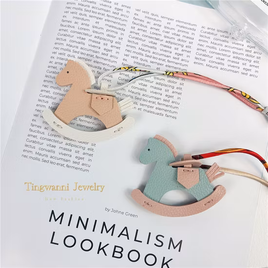 Ea162 Rodeo Pagase Borsa per accessori appesa per auto Marca Mini Custom Horse Designer Ciondoli Charms Accessori Design Fascino per borsa in pelle di lusso all'ingrosso all'ingrosso